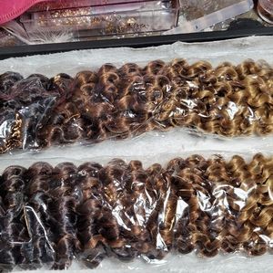 5 bundles of Ombre hair extensions in curly